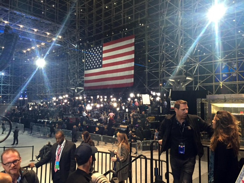 Il palco pronto in attesa dell’arrivo di Hillary Clinton all’interno del Javits Center.