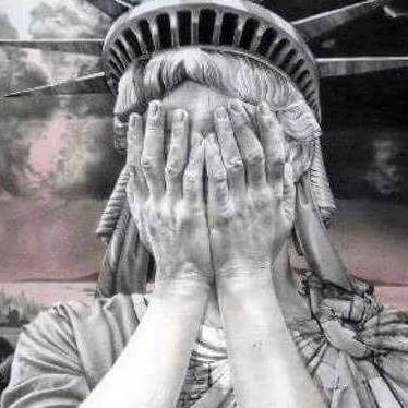Una delle immagini virali che è circolata dopo l'elezione di Trump: la Statua della Libertà disperata con le mani al volto