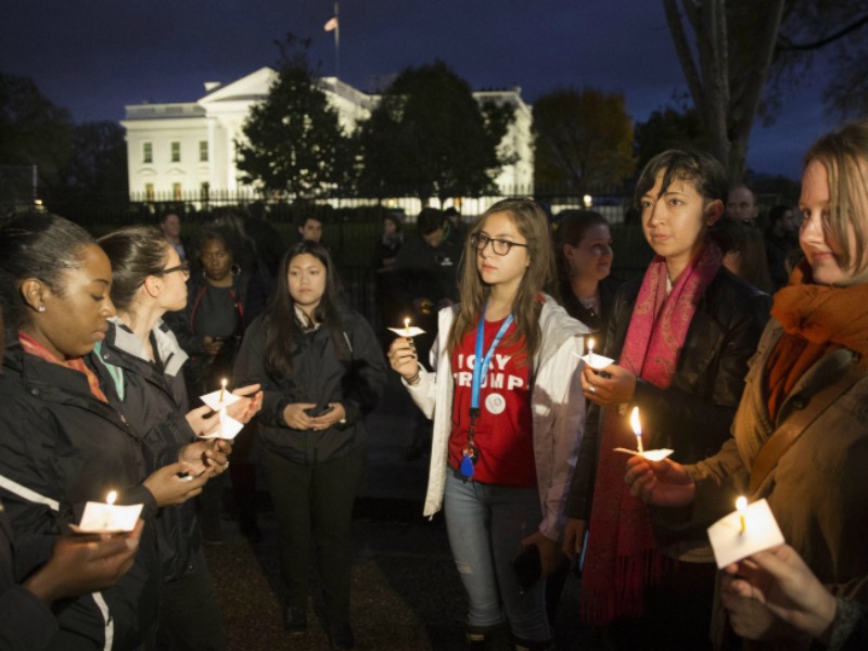Alcuni sostenitori di Clinton, tra cui molte donne, si sono radunate davanti ai cancelli della Casa Bianca per una 'veglia a lume di candela