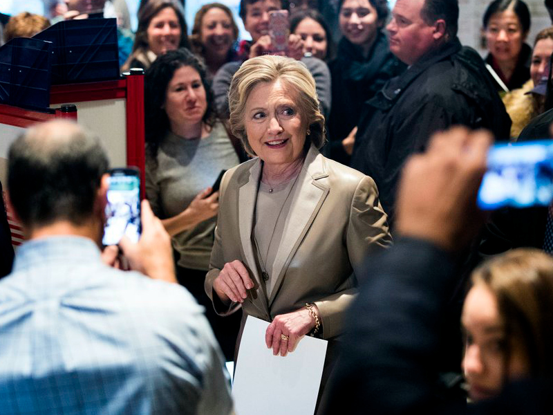 La Clinton dopo il voto, circondata dai sostenitori