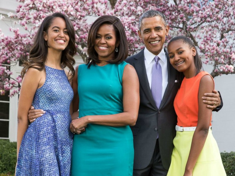 La famiglia Obama posa per uno scatto nel giardino della Casa Bianca. (Fonte: Facebook)