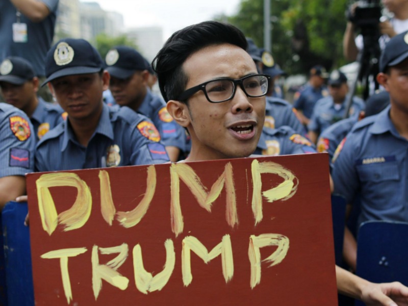 Le proteste si accendono anche fuori dai confini nazionali: a Manila alcuni manifestanti si sono radunati davanti all'ambasciata statunitense