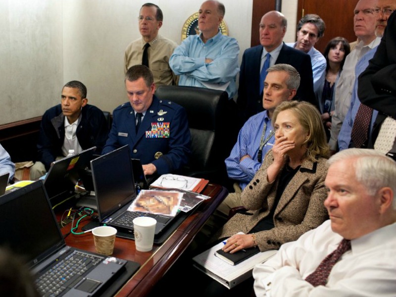 Il Presidente e il suo staff seguono in diretta il blitz che porterà alla cattura di Bin Laden nel 2011. (Fonte: Google)