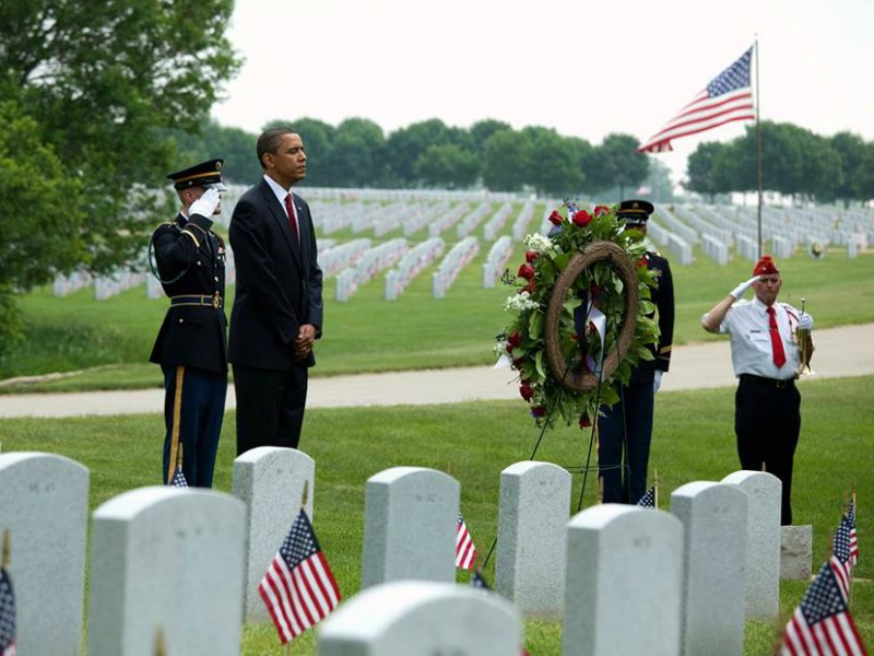 Obama commemora i caduti di guerra
