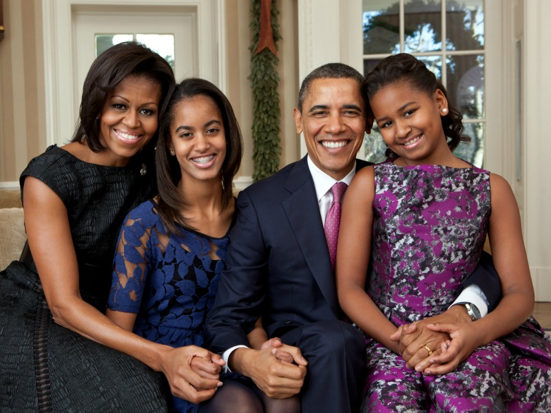 Barack Obama con la moglie Michelle e le figlie Malia e Sasha (Fonte: Facebook)