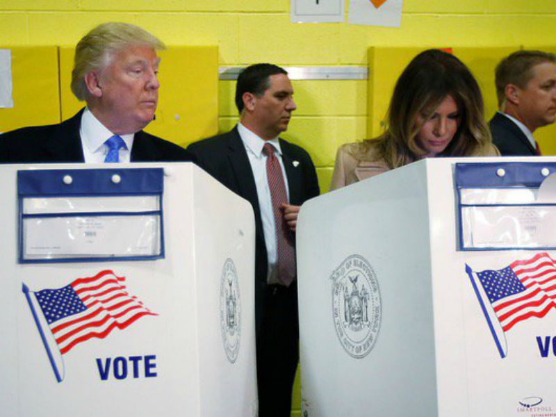 Donald Trump "spia" la scelta della moglie Melania al momento del voto