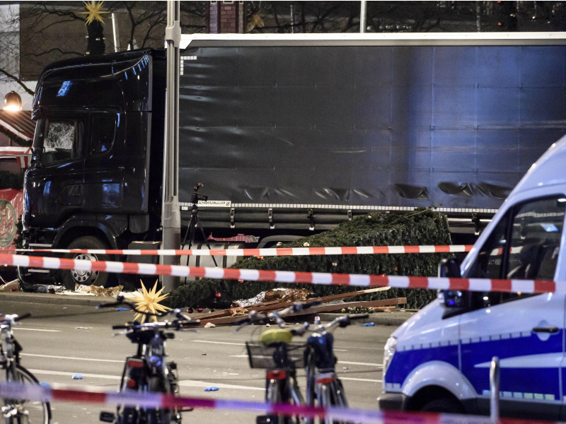 Un albero di Natale che ornava Breitscheidplatz è stato rovesciato dalla corsa del camion durante l'attentato. Foto Ansa