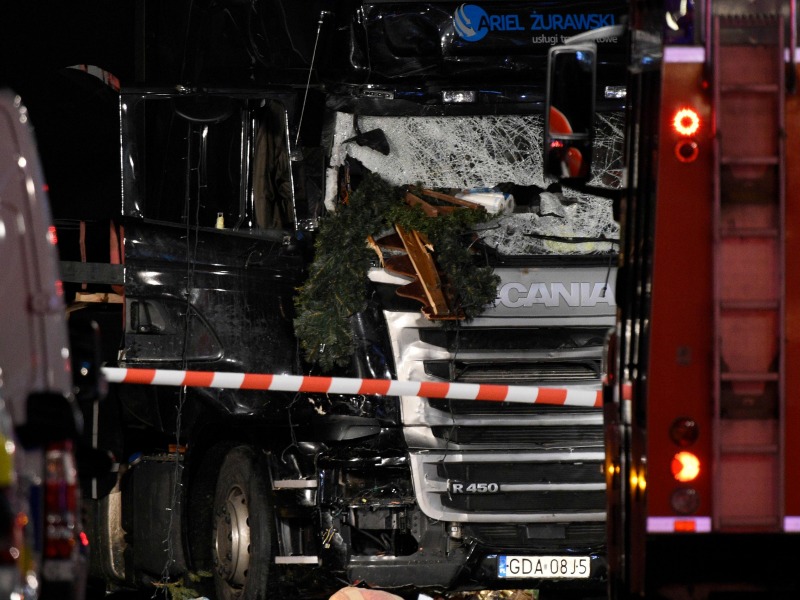 Il davanti del camion utilizzato dall'attentatore. La vettura apparteneva a una ditta polacca e stava rientrando in Polonia dall'Italia. Foto Ansa