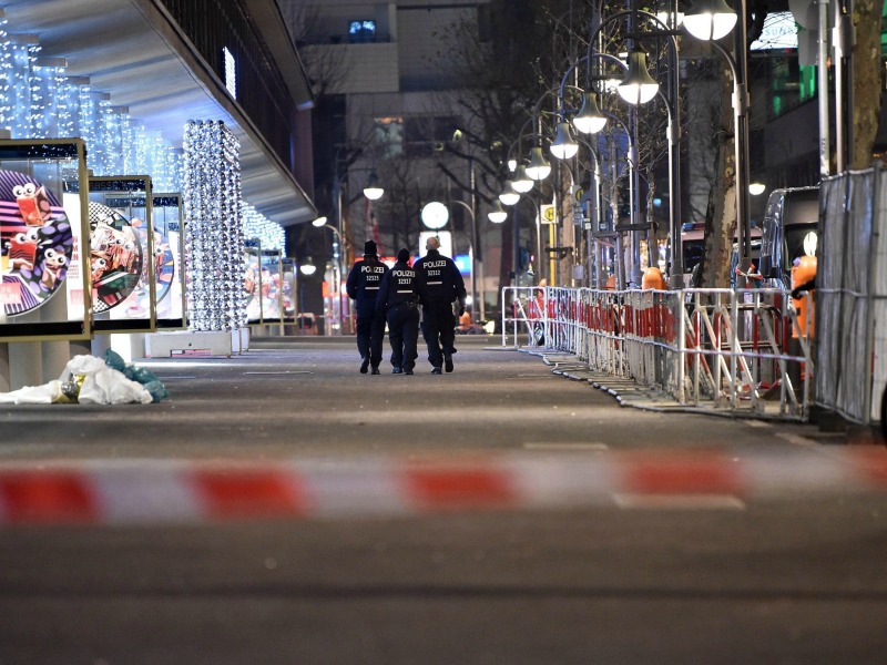 Alcuni poliziotti monitorano la situazione in Kurfuerstendammstrasse, vicino alla piazza dove si trovano i mercatini di Natale. Foto Ansa