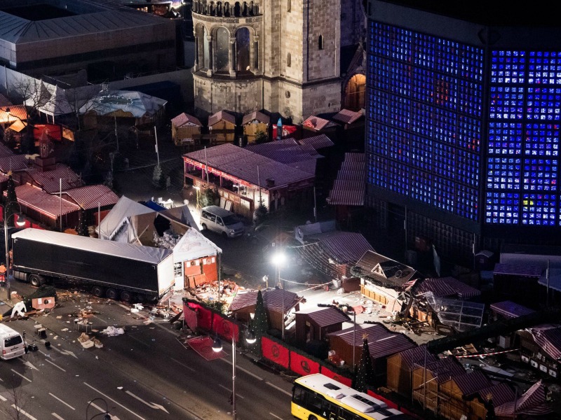 Attentato Berlino: polizia, bancarelle distrutte e alberi di Natale rovesciati. FOTO