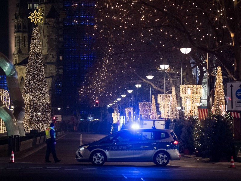 Una camionetta della polizia blocca l'entrata ai mercatini di Natale in Breitscheidplatz, dove è avvenuto l'attentato. Foto Ansa