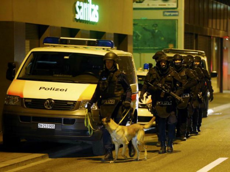 Zurigo, spari in un centro islamico  Tre feriti gravi, morto l’aggressore