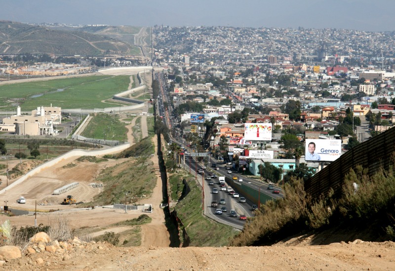 Trump mantiene la promessa Il muro con il Messico si farà