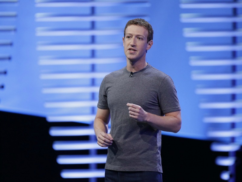 Account Facebook rubati, bufera su Zuckerberg A picco il titolo in borsa