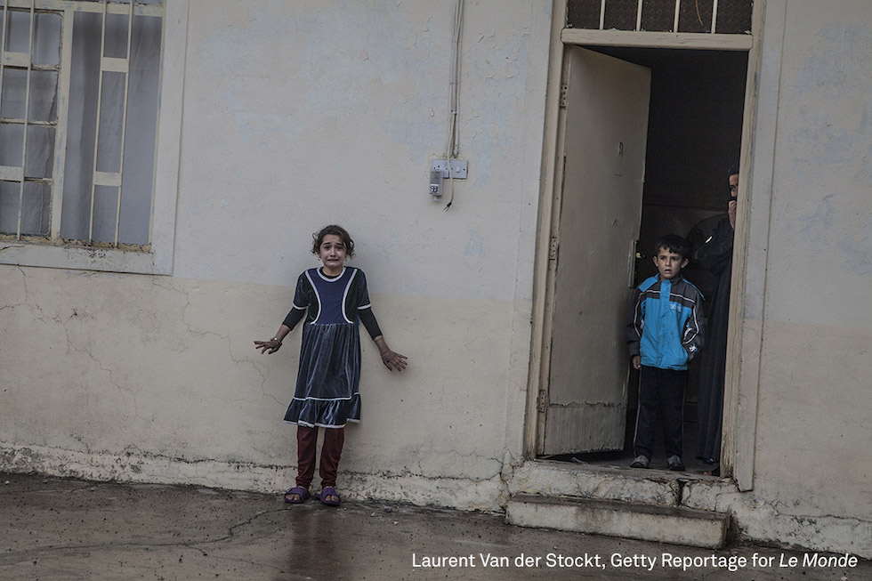 General News, 1° premio </br>Laurent Van der Stockt, Getty Reportage per Le Monde </br>Offensiva a Mosul </br>Una bambina piange di fronte a casa sua mentre le forze speciali irachene entrano in cerca di membri o attrezzature dello Stato Islamico. La foto è stata scattata a Gogjali, quartiere orientale di Mosul, il 2 novembre 2016. La Golden Division, l'unità delle forze speciali irachene, è stata la prima a entrare nella città controllata dall'Isis.