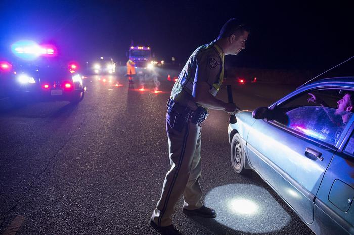 L'ufficiale della polizia stradale della California, Ken Weckman, dirige il traffico durante l'evacuazione dei residenti della cittadina di Marysville (Paul Kitagaki Jr./The Sacramento Bee via AP) Fonte: ANSA
