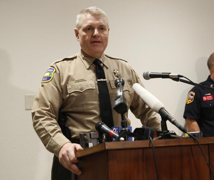 Lo sceriffo della contea di Butte, Kory Honea, parla della situazione alla diga di Oroville durante una conferenza stampa (AP Photo/Rich Pedroncelli) Fonte: ANSA