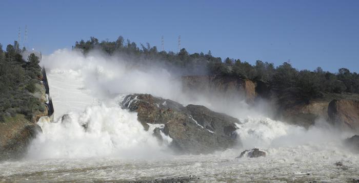 Le acque fuoriescono dalla diga di Oroville dopo che lo sfioratore principale è stato danneggiato a causa delle forti piogge (AP Photo/Rich Pedroncelli) Fonte: ANSA
