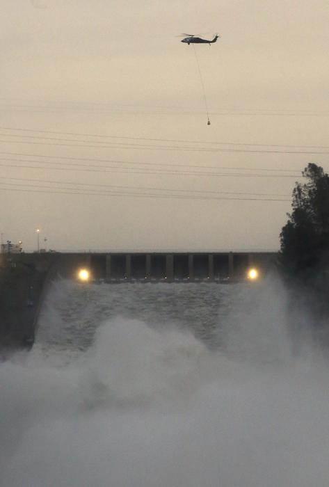 Le operazioni di messa in sicurezza della diga di Oroville  sono cominciate il giorno dopo l'ordine di evacuazione emanato per chiunque risieda nei pressi del lago (AP Photo/Rich Pedroncelli) Fonte: ANSA