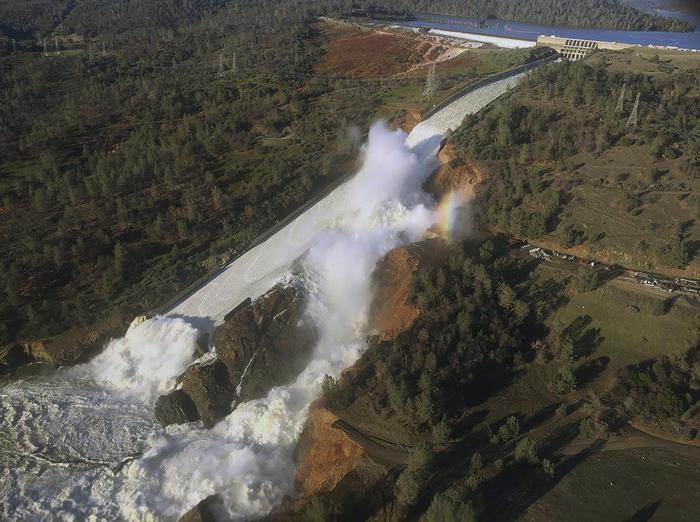 Foto aerea rilasciata dal Dipartimento per le risorse idriche della California che mostra lo sfioratore danneggiato (William Croyle/California Department of Water Resources via AP) Fonte: ANSA