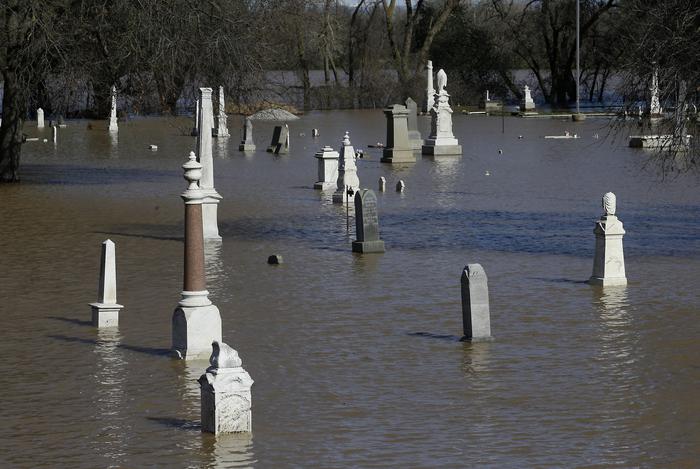 Le acque del fiume Feather invadono il cimitero di Marysville, sabato 11 febbraio 2017. In diverse zone della California le forti piogge hanno causato l'esondazione di fiumi e l'allagamento di vaste aree (AP Photo/Rich Pedroncelli) Fonte: ANSA