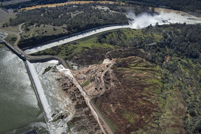 Le acque del lago fuoriescono dallo sfioratore d'emergenza della diga di Oroville per la prima volta in 50 anni (Randy Pench/The Sacramento Bee via AP) Fonte: ANSA