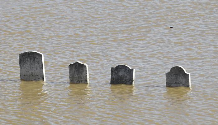 Lapidi emergono dalle acque del fiume Feather, esondato nel cimitero Marysville sabato 11 febbraio 2017 (AP Photo/Rich Pedroncelli) Fonte: ANSA
