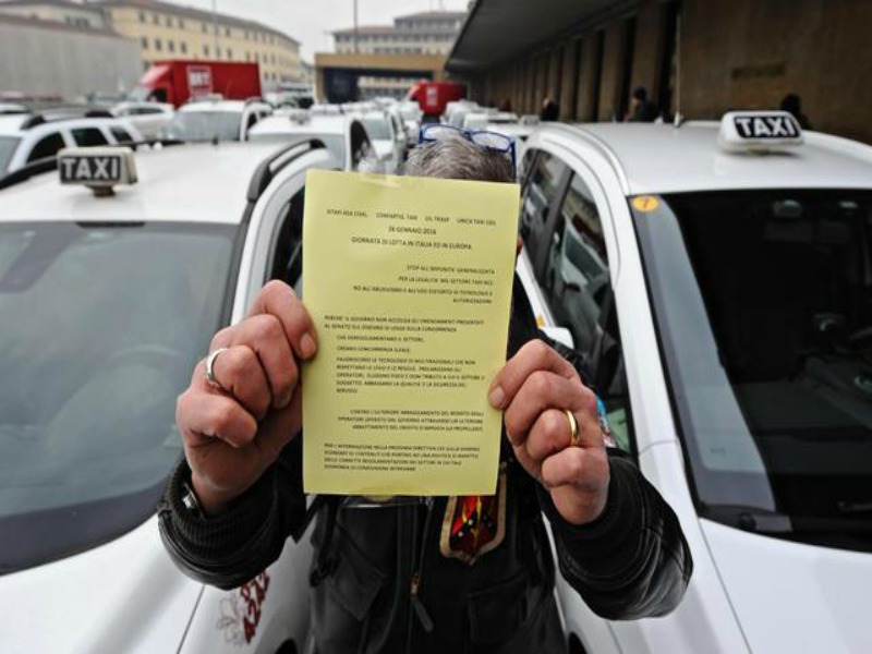 Emendamento “salva Uber” al Senato, maxi sciopero dei taxi a Roma, Torino e Milano