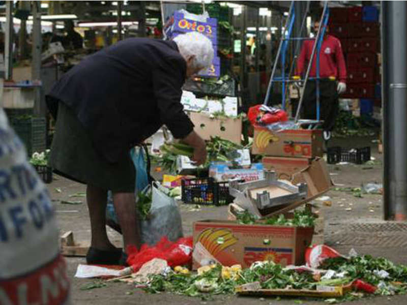 Milano, niente più sprechi: il cibo avanzato viene donato a chi ne ha bisogno