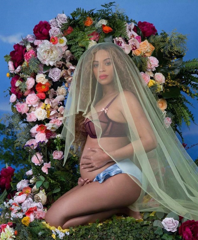 Beyoncé: «Aspetto due gemelli». E lo scatto su Instagram batte tutti i record