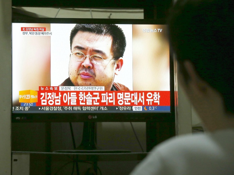 Tre arresti per l’omicidio del fratello di Kim Jong-un. Ma il mistero si infittisce