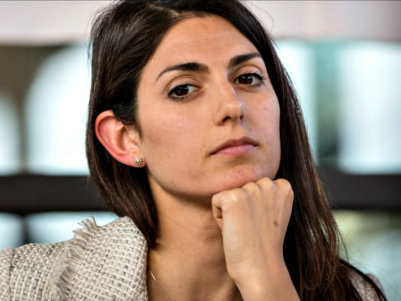 Raggi, un anno da sindaco: «Orgogliosi». I vertici M5S : «Commessi molti errori»