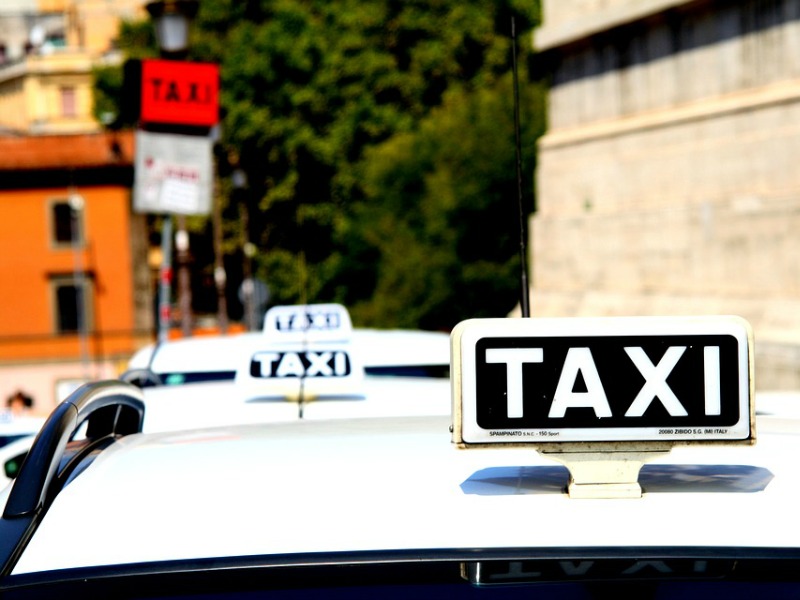 Protesta dei taxi Raggiunto l’accordo  Duri scontri a Roma