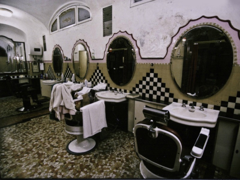 Inaugurato nel 1926, era aperto ogni giorno dalle 7 alle 23. L’albergo diurno di Porta Venezia, progettato da Piero Portaluppi, ospitava le terme, con sei bagni di lusso, bagni semplici con doccia e barbieri per uomo e donna. La parte termale fu chiusa nel 1985, ma Carmine Aiello, barbiere per uomini, continuò a lavorare nell’albergo diurno fino al 2006, quando fu allontanato dal Comune di Milano a causa di un contenzioso legale.