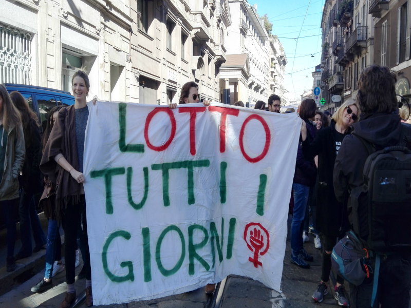 Festa e protesta: il corteo di Milano per la giornata della donna / FOTO