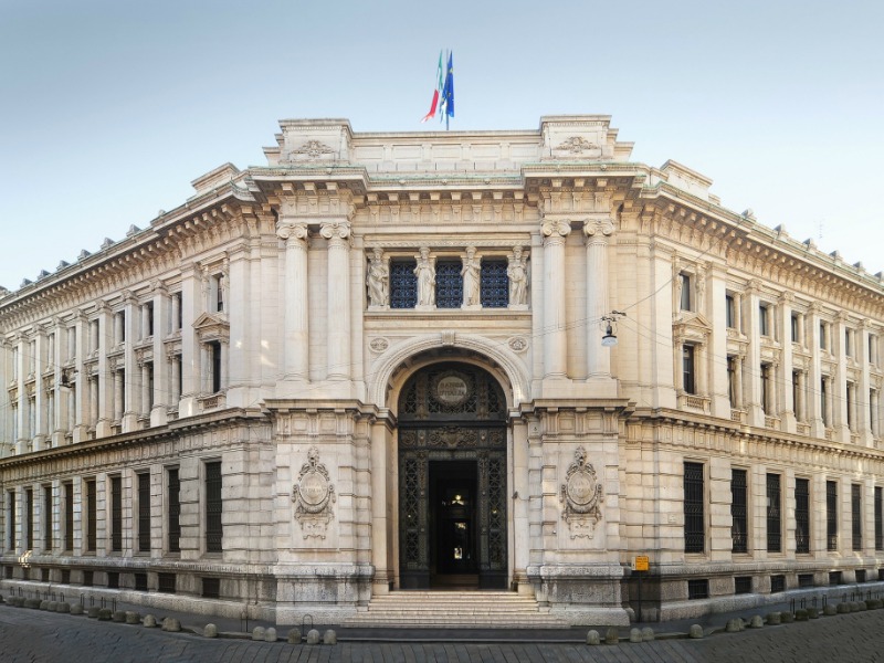 Il palazzo della Banca d’Italia, costruito tra il 1907 e il 1912, ospita i Dioscuri di Giò Pomodoro e alcuni capolavori di Balla, Guttuso e Hayez. Sarà possibile addentrarsi nei luoghi più privati della banca: dagli uffici della direzione alle sale di riunione e di rappresentanza, fino alla grande sala del consiglio.