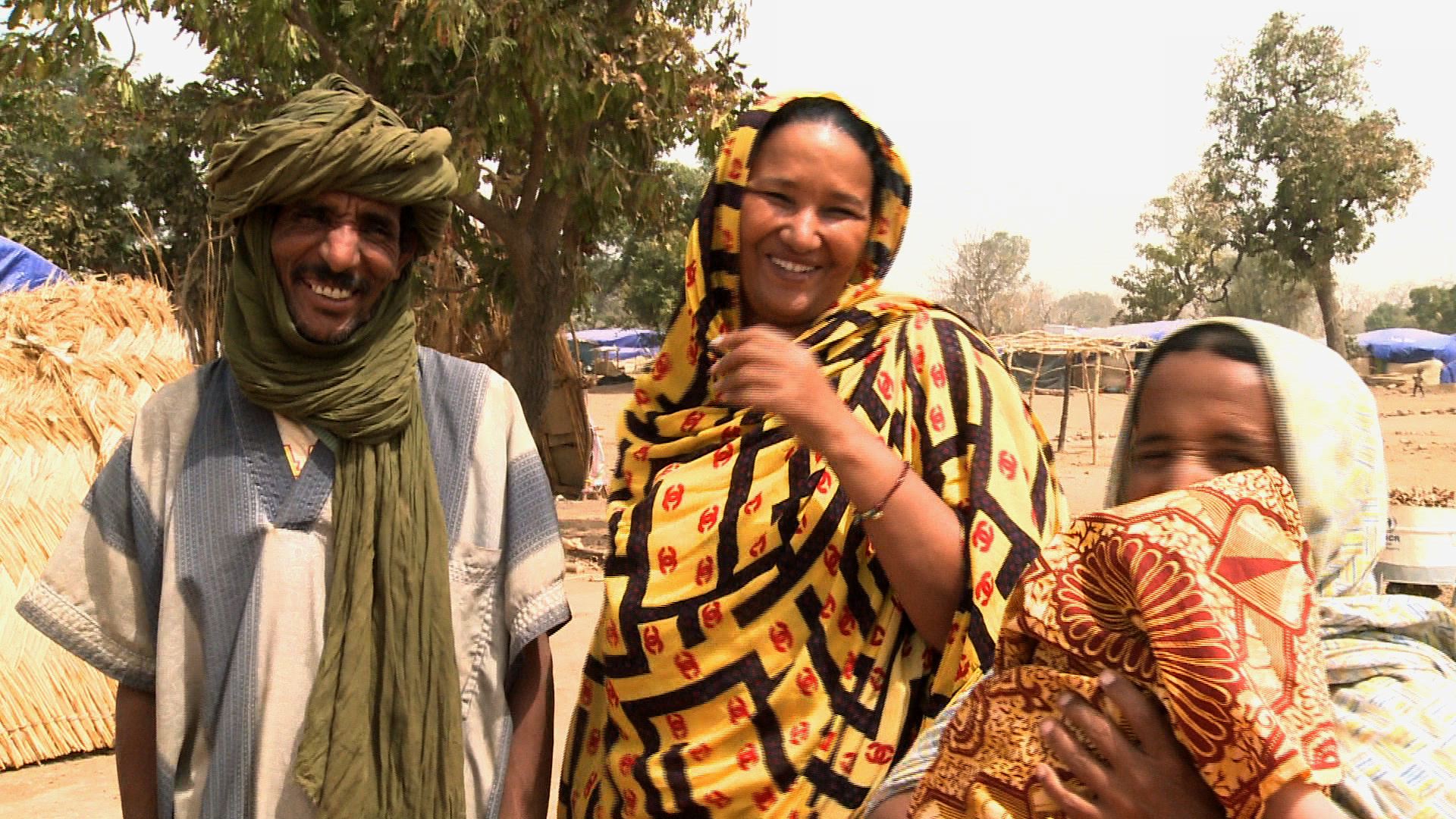 Caravane Touareg <br/> Nel 2012, centinaia di migliaia di civili tuareg fuggono dal Mali settentrionale, che sprofonda in una guerra. Attraverso l’epopea di Disco, un cantante Tuareg impegnato per la pace, che abbiamo seguito per dieci anni, scopriamo le sfide che devono affrontare i Tuareg e le cause della guerra in Mali [Belgio, 2016]