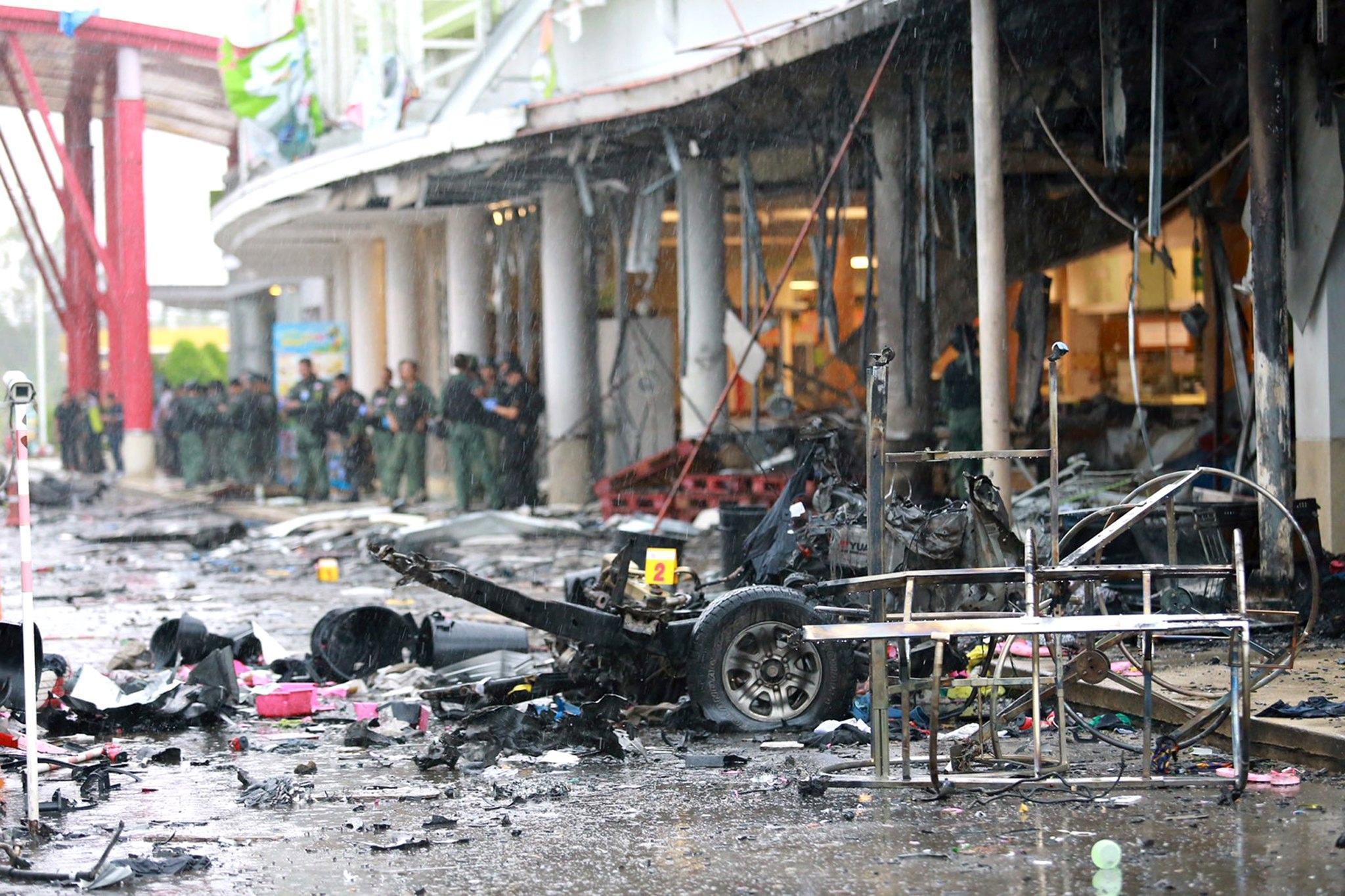Thailandia, bombe in un centro commerciale: decine di feriti