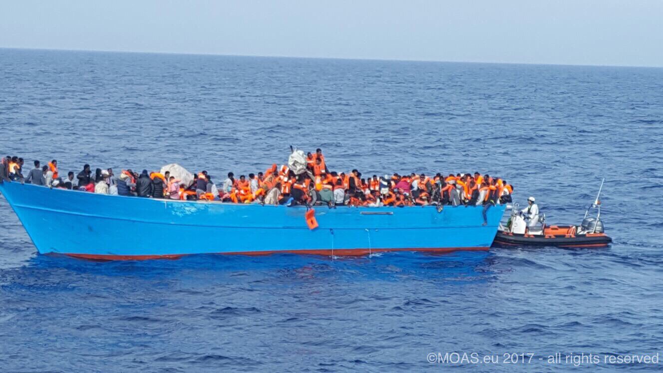 24 maggio, trenta miglia dalla costa libica: l'ong Moas avvista i barconi in acqua (foto di Chris Catrambone via Twitter)