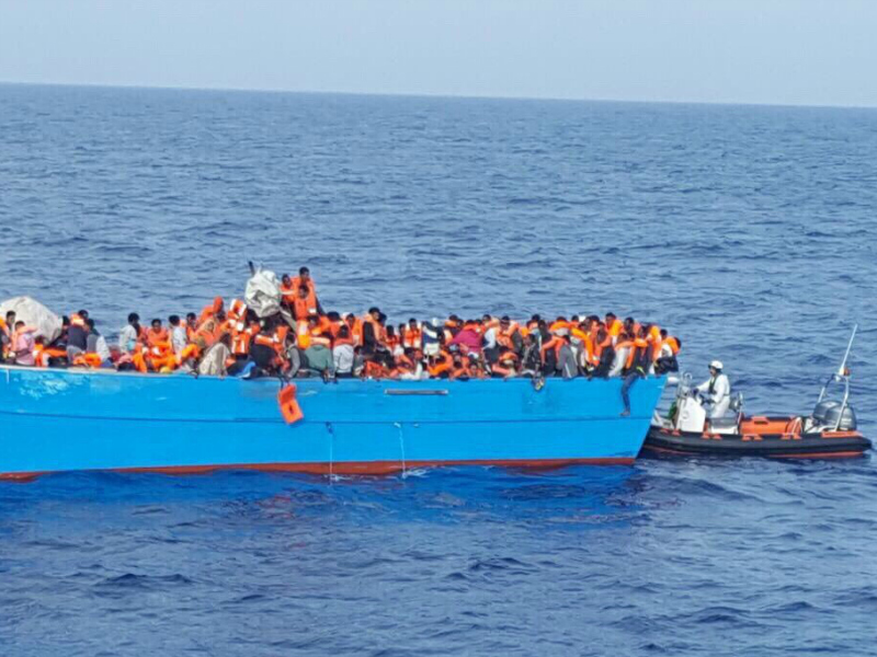 Strage di migranti, affonda un barcone con 500 persone: 34 morti, molti i bambini