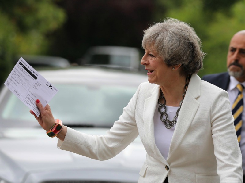 Regno Unito al voto, Theresa May si gioca tutto: «Non fidatevi di Jeremy Corbyn»