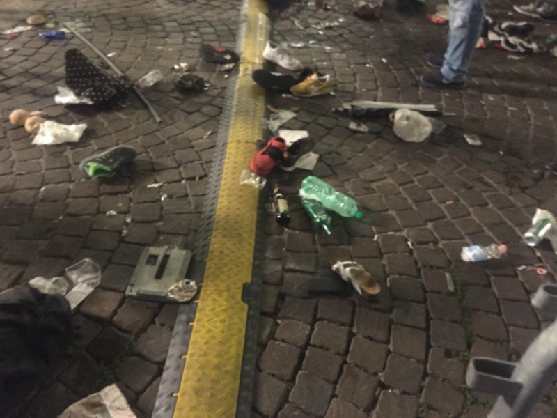 Follia e paura in piazza San Carlo: «Ho visto lanciare un falso allarme-bomba»