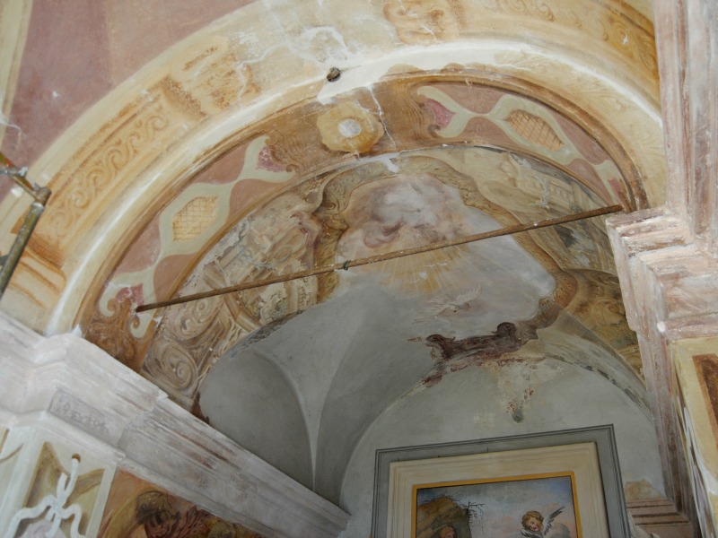 Il soffitto affrescato della cappella