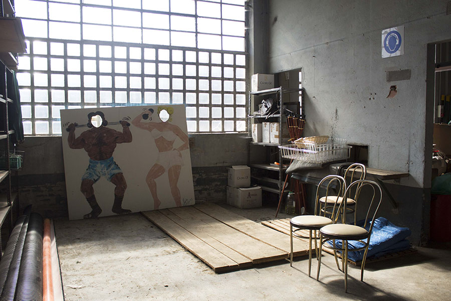 Oggetti e sedie all'interno della ex fabbrica Grassi