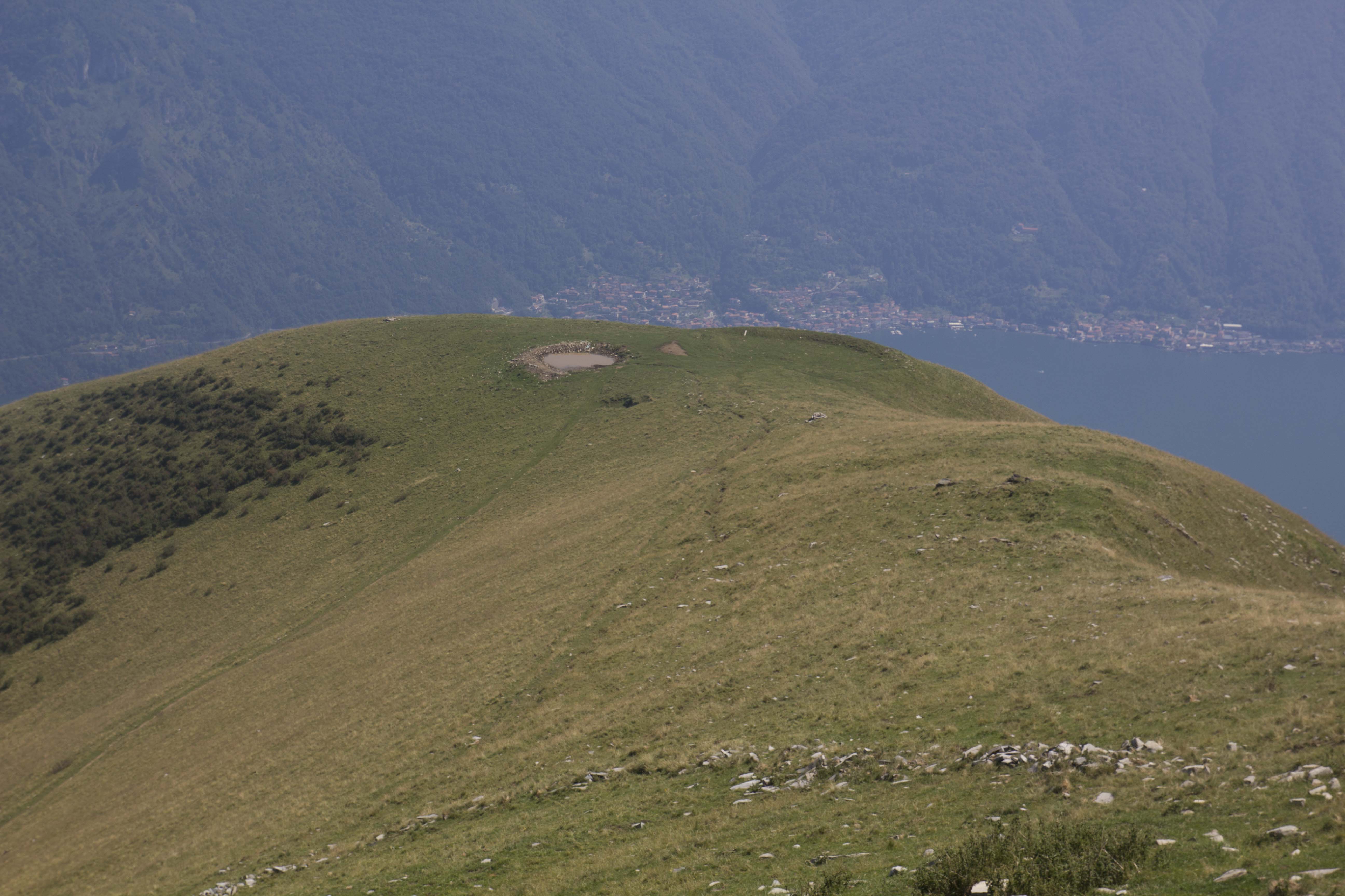 TREMEZZINA - La "bolla" da riqualificare con lo sfondo del Lago di Como; a sinistra la piccola "bolla" già esistente