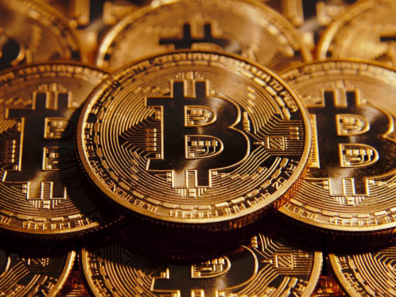 Bitcoin, record e tonfi: la criptovaluta vola, ma il suo futuro è incerto?
