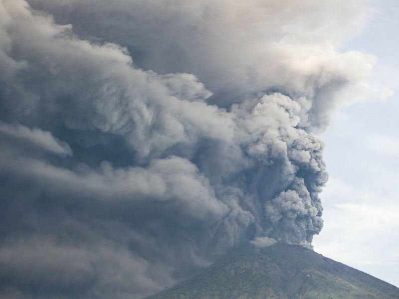 Bali, paura per il vulcano Agung: 100mila evacuati e aeroporti chiusi