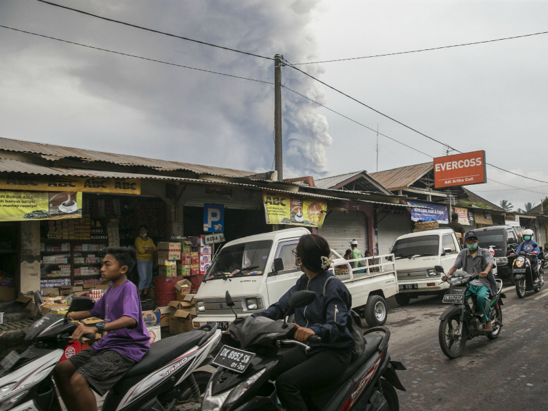 «Si sentono scosse persistenti», ha detto un alto funzionario del centro nazionale di vulcanologia dell'Indonesia. La zona interdetta intorno al vulcano, che si trova a 75 chilometri dalla località turistica di Kuta, è stata estesa di dieci chilometri. (Foto: ANSA)