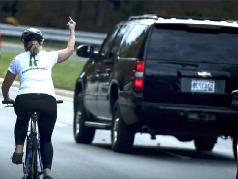 Usa, licenziata la ciclista che mostrò il dito medio a Trump