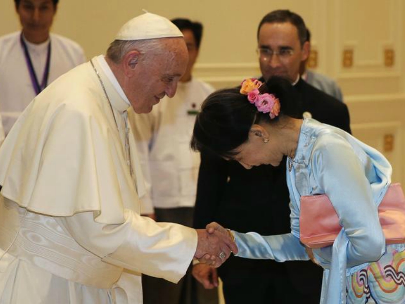 Papa Francesco incontra Aung San Suu Kyi. Vietato pronunciare la parola «Rohingya»